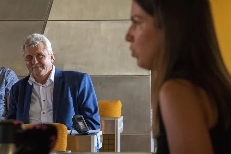 Pobúrenie Mosta je rovnaké divadlo ako jeho posledný koaličný spor s SNS – Denník N