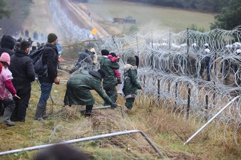 Bielorusmi riadení migranti sa pokúsili masovo vtrhnúť do Poľska - Svet SME
