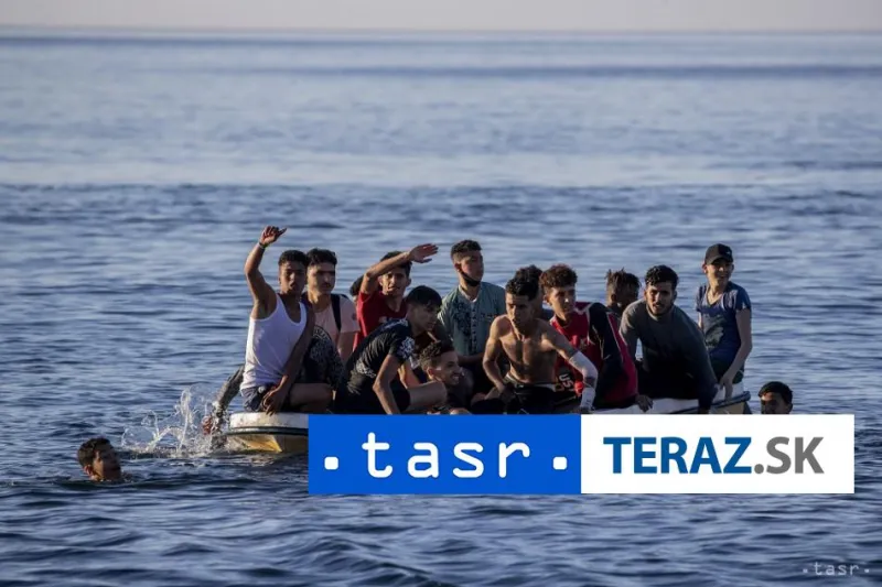 Neďaleko Sicílie zachránili stovky migrantov uviaznutých na lodi