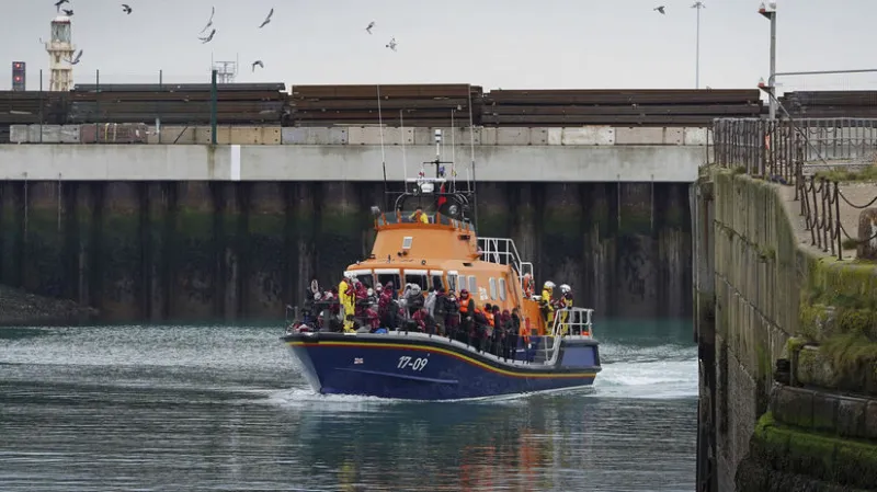 Počty migrantov v Lamanšskom prielive sú neprijateľné, znie z Británie - Svet - Správy - Pravda