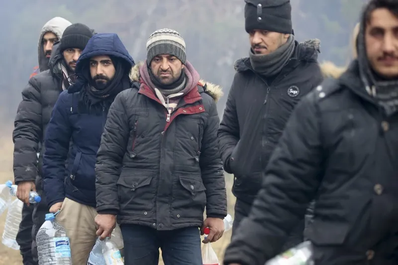 Migranti na hraniciach dostávajú povzbudzujúce esemesky: Ich zámer je jasný | Nový Čas