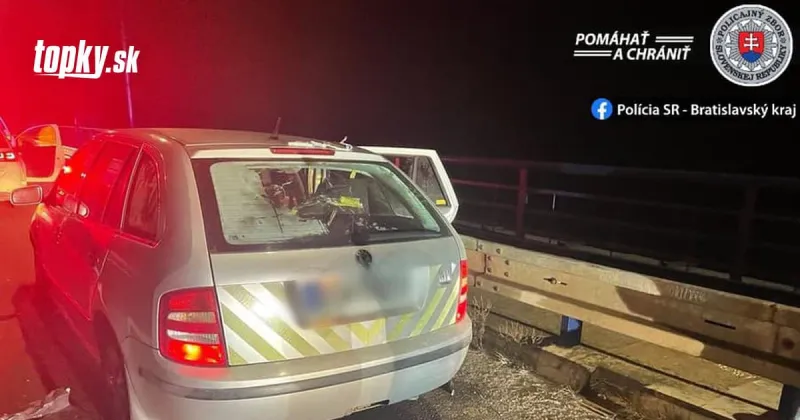 FOTO Kuriózny prípad pri Rusovciach: Migrantov bolo v aute viac, ako je miest na sedenie | Topky.sk
