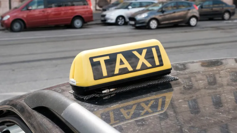 V Maďarsku zadržali dvoch taxikárov zo Slovenska. Viezli migrantov zo Sýrie - Svet - Správy - Pravda