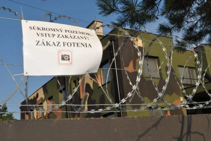 Foto: Poslanci Dolnej Krupej si pozreli areál Nočných vlkov, tanky tam už po vypuknutí kauzy nie sú - Webnoviny.sk