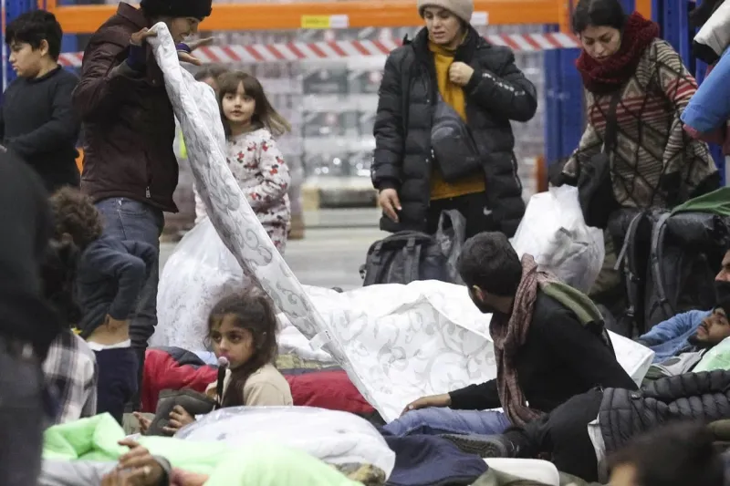 Migranti opúšťajú tábor pri poľskej hranici: Odvážajú ich bieloruské úrady | Nový Čas