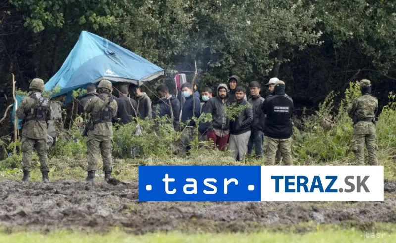 Migranti opúšťajú tábor pri hranici, odvážajú ich bieloruské úrady