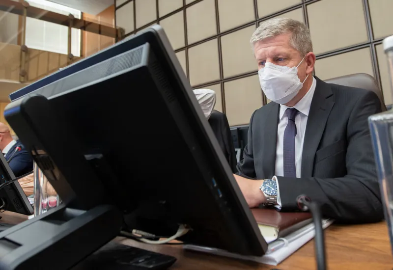 Koronavírus na Slovensku: Vláda bude schvaľovať sprísňovanie opatrení (minúta po minúte) - SME