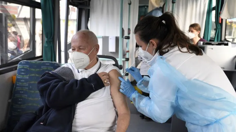 Koronavírus si vyžiadal vyše 50 obetí, rýchlo pribúdajú infikovaní aj hospitalizovaní - Domáce - Správy - Pravda