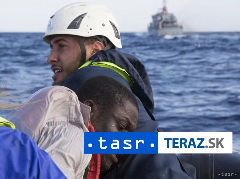Taliansko zachránilo na rozbúrenom mori vyše 420 migrantov