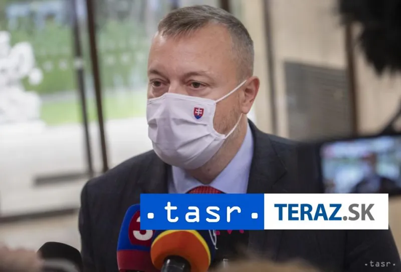 Krajniak by viac uvítal okamžitý lockdown, povinné očkovanie nepodporí