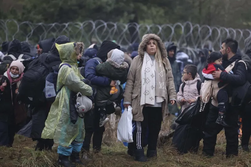EÚ nebude ďalej vyčkávať: Proti zneužívaniu migrantov na bieloruských hraniciach chce tvrdo zakročiť | Nový Čas