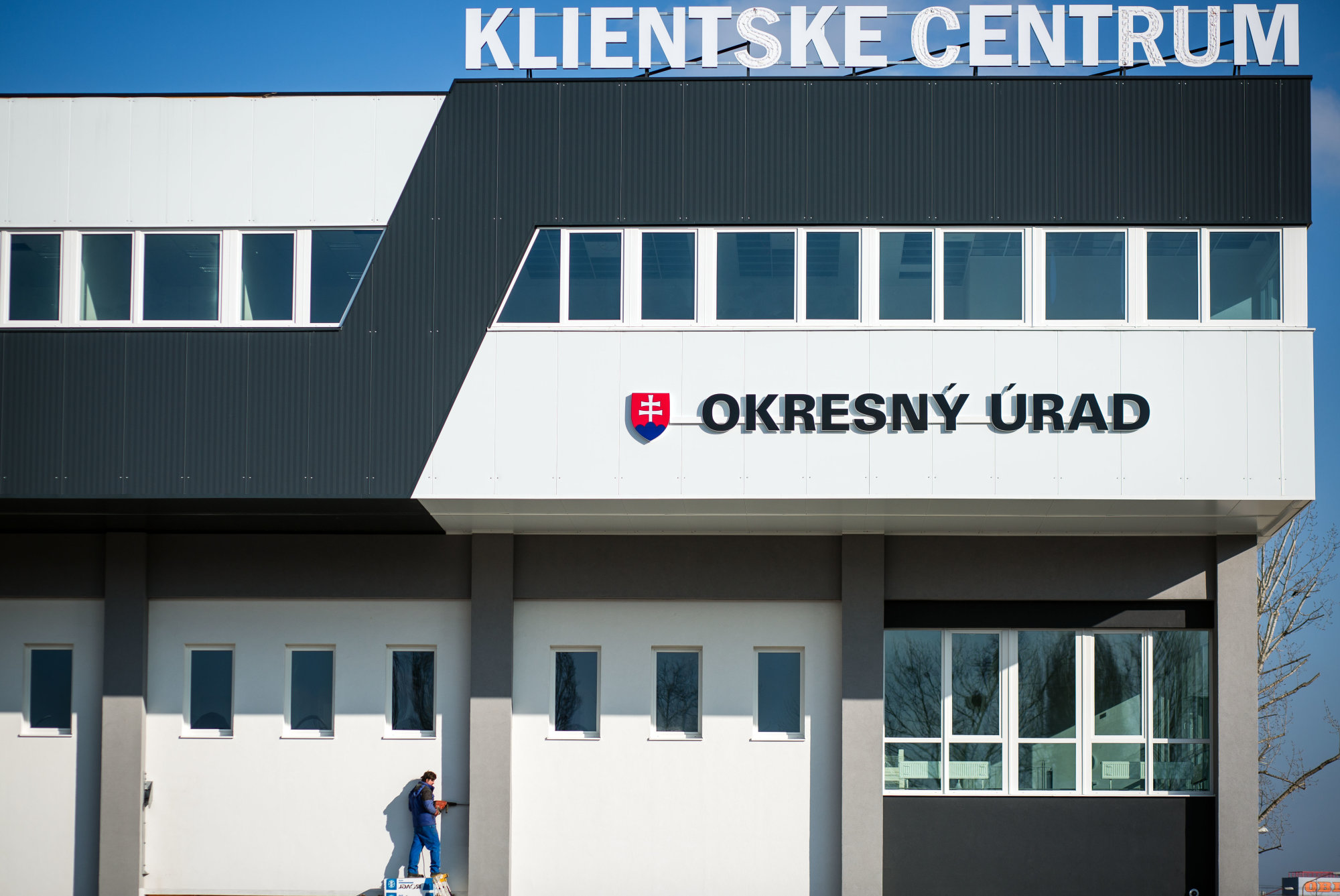 V klientskom centre v Bratislave bola razia, úplatky tam kryli cez sprostredkovateľskú firmu – Denník N