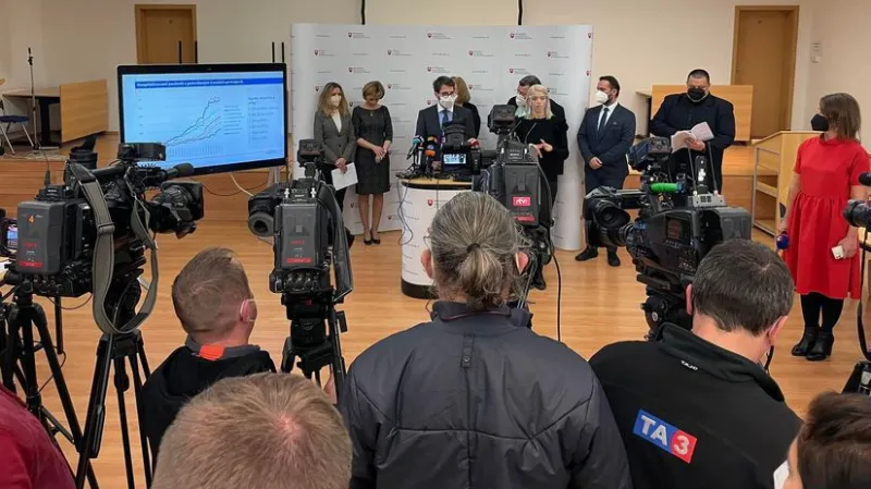 Odborníci: Lockdown nie je cesta, zaočkovanosť musíme zvýšiť o 30 % - Domáce - Správy - Pravda