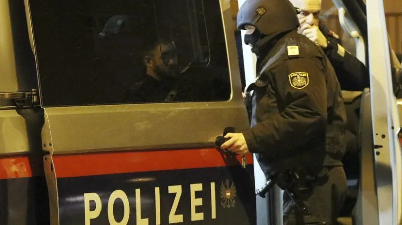 Zadržali pašerákov, ktorí cez Slovensko a Česko prepravili stovky migrantov - Svet - Správy - Pravda