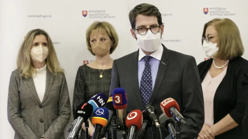 Konzílium odporúča predlžiť lockdown a zaviesť režim OTP vo vlakoch - Domáce - Správy - Pravda