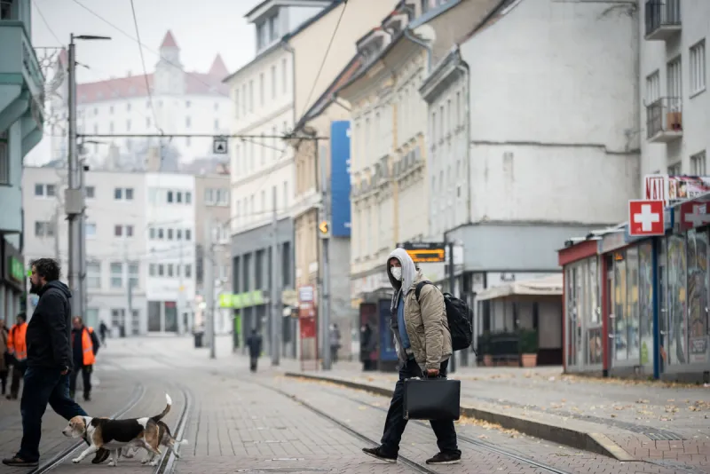 Mobilita sa v lockdowne znížila, pokles však nedosahuje úroveň z januára - SME