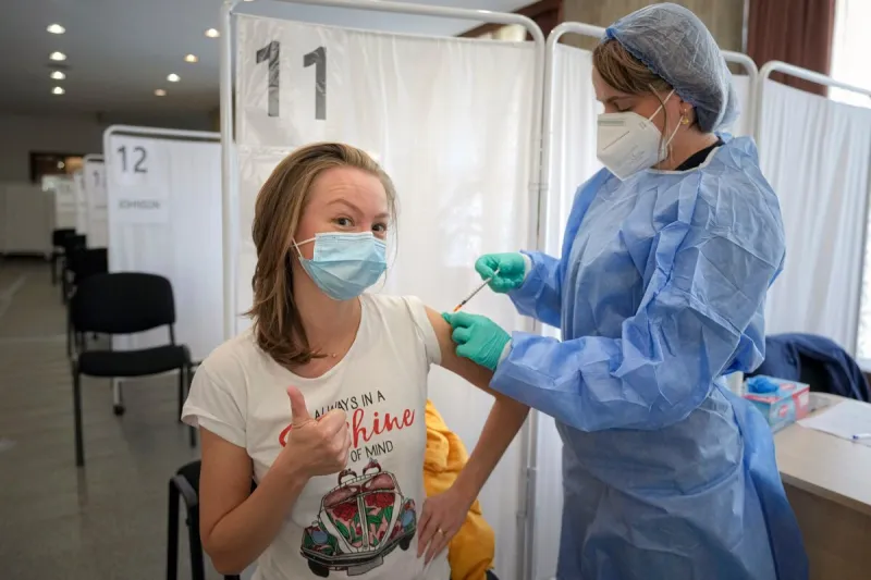 Koronavírus: Očkovaní sú nakrátko rovnako nákazliví ako ľudia bez vakcíny - SME