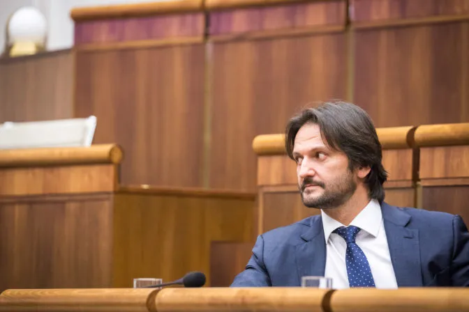 Robert Kaliňák by mal vrátiť mandát poslanca NR SR, podľa SaS prišiel o česť a porušil sľub - Webnoviny.sk