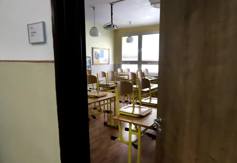 Koronavírus na Slovensku: Druhý stupeň a stredné školy sú zatvorené (minúta po minúte) - SME