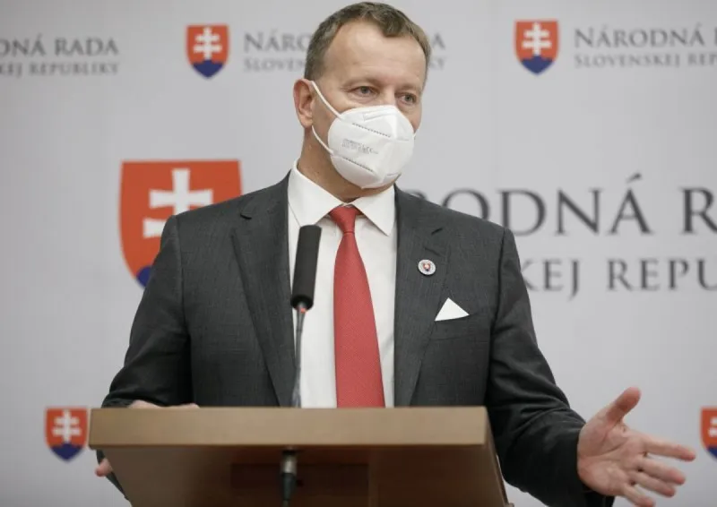 Kollár by s lockdownom pre ľudí 60+ súhlasil, Bittó Cigániková hovorí o strašení - SME