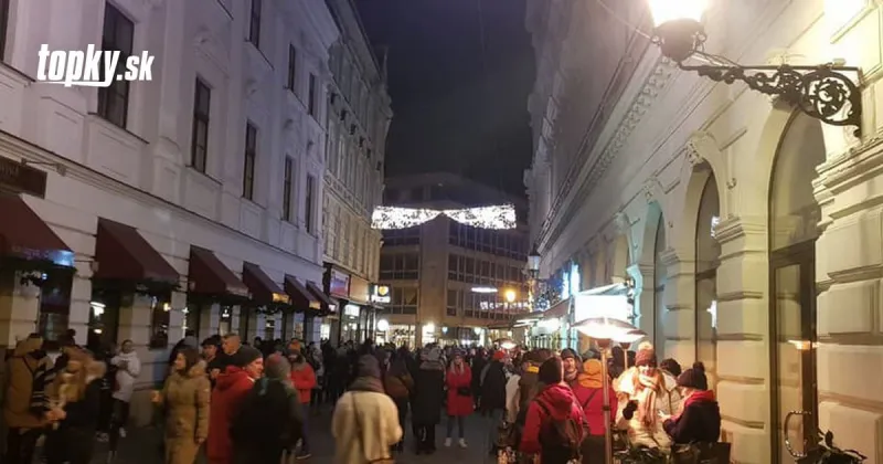 Lockdown po slovensky: Ulice hlavného mesta praskajú vo švíkoch! Rúška by ste hľadali márne | Topky.sk