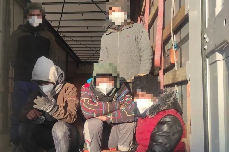 Prekvapivý nález pri Dobrej Nive: Polícia odhalila v návese kamióna päť migrantov z Maroka | Nový Čas