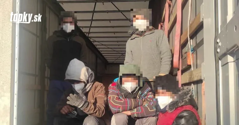 Polícia odhalila v návese kamióna pri Dobrej Nive päť migrantov z Maroka | Topky.sk