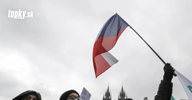 KORONAVÍRUS Stovky ľudí pred budovou ČT v Prahe žiadali vyvážené informácie o epidémii | Topky.sk