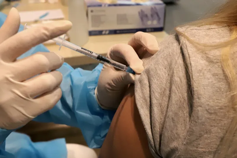 Izrael začne s podávaním štvrtej dávky vakcíny proti koronavírusu: Premiér to nazýva úžasnou správou | Nový Čas