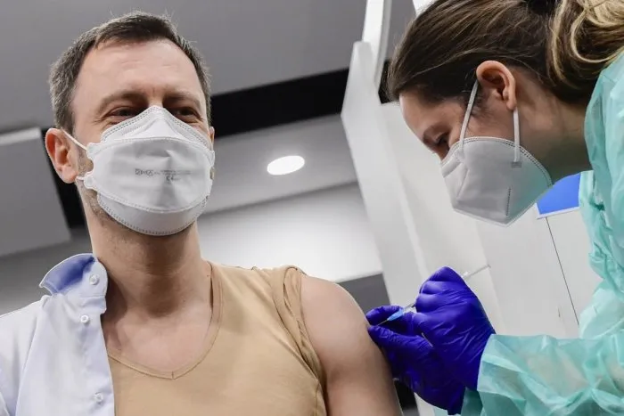 Presvedčí premiér koalíciu? Bez povinného očkovania sme odkázaní na LOCKDOWNY, tvrdí