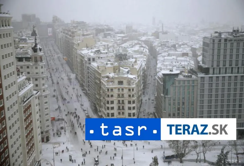 Kvôli koronavírusu sa mladým Španielom nedarí opustiť domov