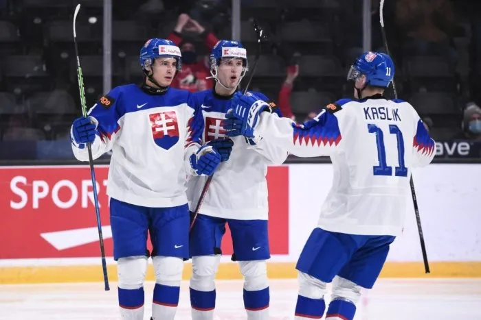 Koronavírus pomohol slovenským hokejistom: Naši mladíci tak ZDOLALI Rusov bez boja!