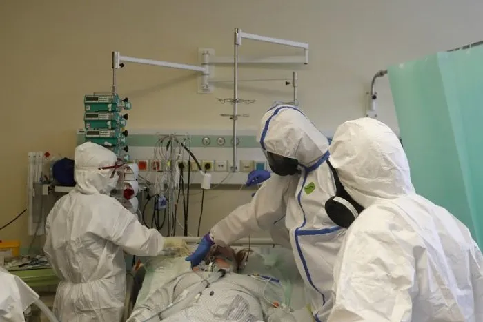 Koronavírus: Pľúcnu ventiláciu potrebuje 235 pacientov, z ktorých je plne zaočkovaných 23