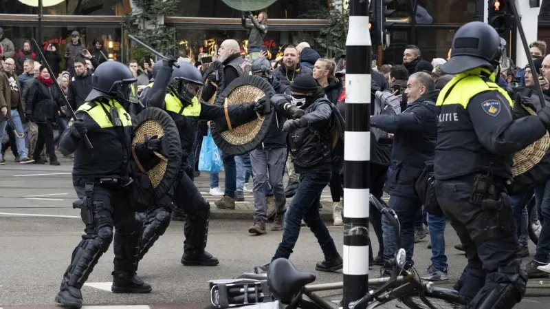 Tisícky ľudí vyšli napriek lockdownu do ulíc Amsterdamu: Nepovolený protest rozohnala polícia | Nový Čas