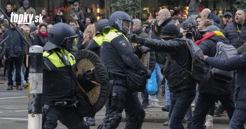 KORONAVÍRUS Polícia v Amsterdame rozohnala nepovolený protest proti obmedzeniam | Topky.sk