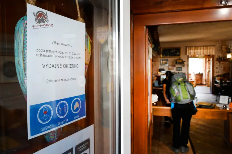 Koronavírus: Reštaurácie a krčmy budú musieť po ôsmej zatvoriť - SME