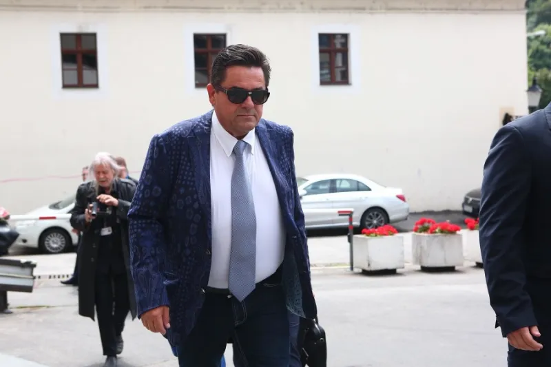 Posledné minúty Kočnera na slobode: FOTO Zamrzol mu úsmev a rozlúčka s drahými okuliarmi | Topky.sk