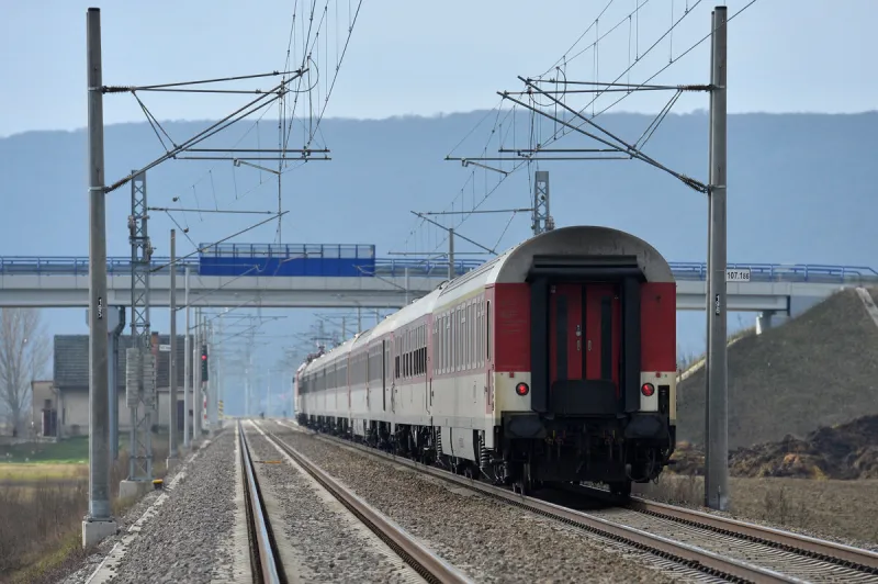 Koronavírus: Previezlo sa nimi 300-tisíc ľudí, pre OTP režim vyhodili z vlaku deviatich - SME