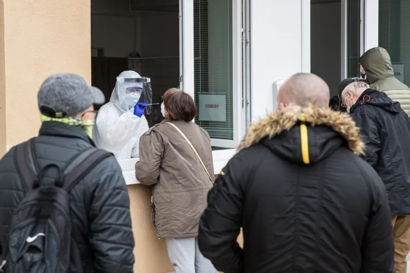 Omikron spraví z testovania na koronavírus nedostatkovú službu - SME