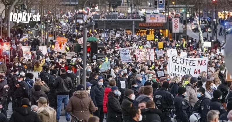 KORONAVÍRUS V krajinách sa protestovalo: Nesúhlas s novým očkovacím pasom a vládnymi obmedzeniami | Topky.sk