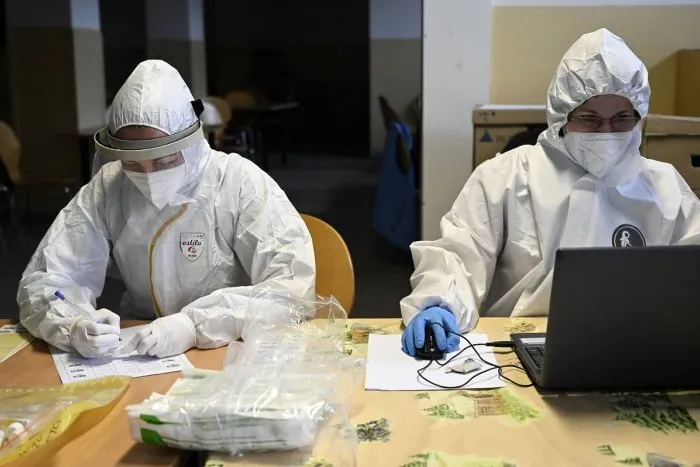 Každý TRETÍ test pozitívny: Pribudlo viac ako 6-tisíc prípadov nákazy koronavírusom