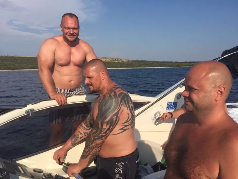 Pravda o šokujúcej FOTO odpadkových bossov na jachte: Obrovský biznis, kto je záhadný tretí muž? | Topky.sk