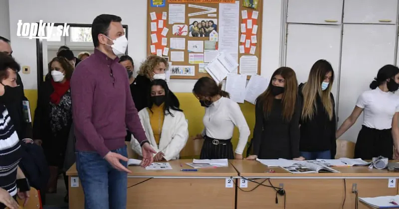 KORONAVÍRUS O trojtýždňových prázdninách pre variant omikron sa zatiaľ neuvažuje, tvrdí premiér | Topky.sk