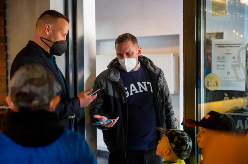 Koronavírus: Česko ruší covid pasy, Rakúsko uvoľňuje - Svet SME