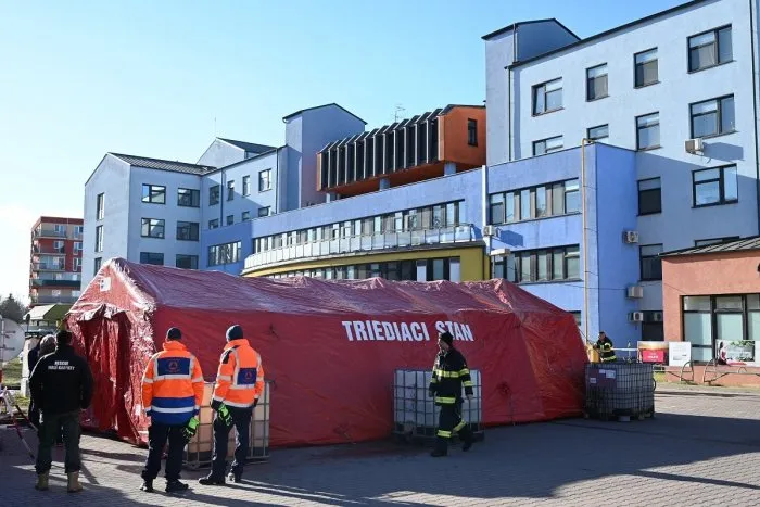 Koronavírus: V nemocniciach leží vyše 1 900 pacientov, covidu podľahlo ďalších 20 ľudí