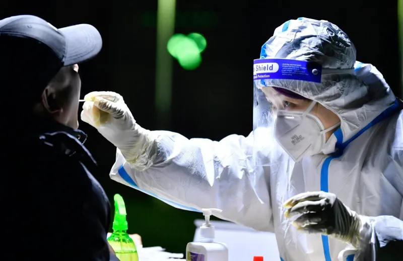 Koronavírus na Slovensku: Do nemocníc pribúdajú mladší pacienti (minúta po minúte) - SME