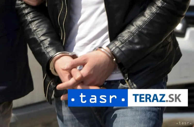PAŠERÁCI ZA MREŽAMI: Prevážali migrantov pod návesom kamiónu