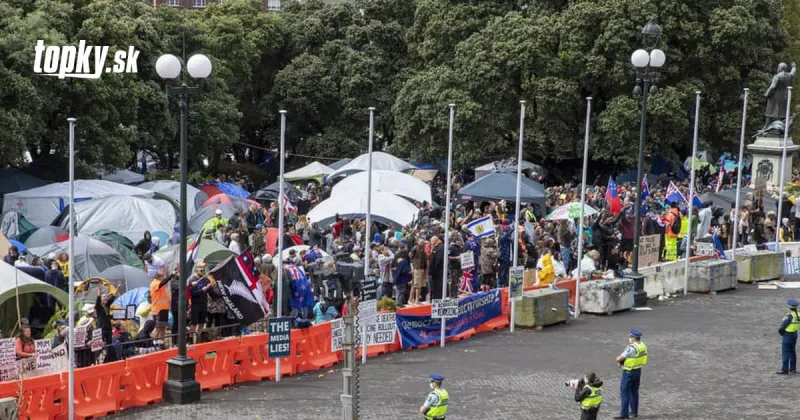 KORONAVÍRUS Bizarný postup voči odporcom očkovania: Dookola im púšťali Macarenu a iné hity | Topky.sk