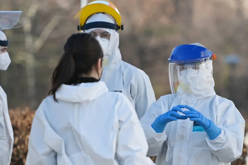 Koronavírus: Testy zachytili 8 552 nakazených, pribudlo desať obetí (minúta po minúte) - SME