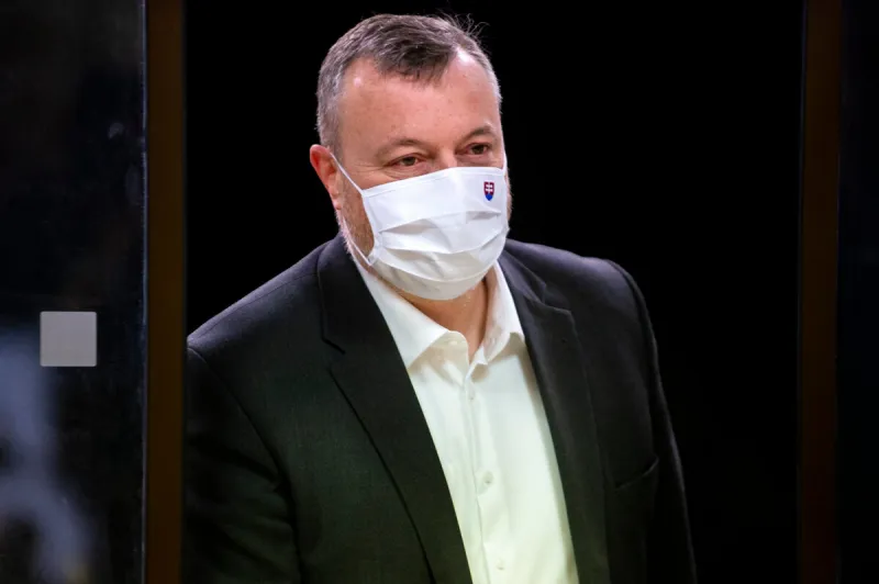 Minister Krajniak mal pozitívny test na koronavírus - SME